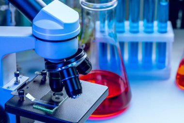 Laboratuvar masasında mikroskop lensleri.