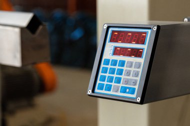 Endüstriyel üretim fabrikasının kontrol panelini kapatın.