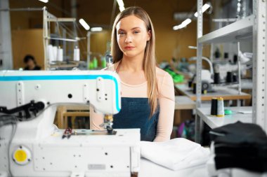 Dikiş makinesiyle çalışan terzi portresi