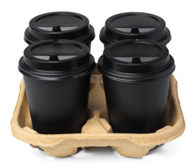 Beyaz arka plandaki tepside dört siyah kahve fincanı.