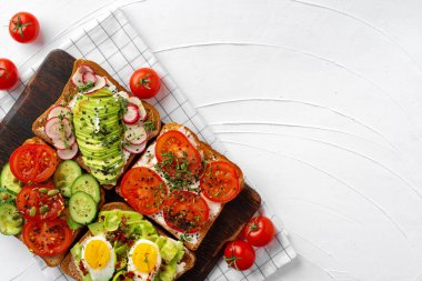 Taze sebzeli sağlıklı sandviçler.