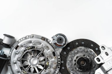 Gri arkaplanda yeni metal otomobil parçaları