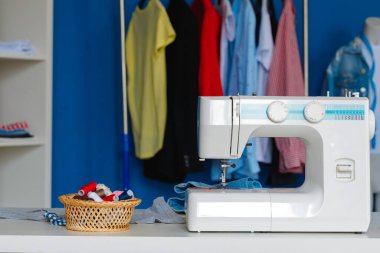 Terzi ofisinde elektrikli dikiş makinesi.