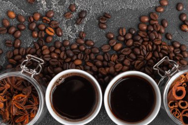 Koyu fasulyeli beyaz kahve fincanı.