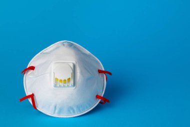 Virüslere ve kirliliğe karşı korunmak için beyaz tıbbi maske