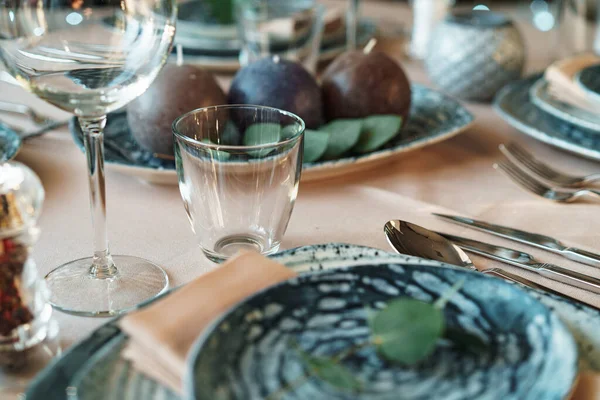 Красивая элегантная сервировка стола с зеленой стильной посудой и серебряными столовыми приборами — стоковое фото
