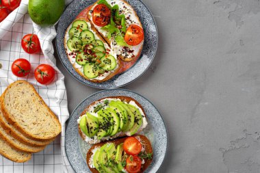 Kahvaltıda kızarmış avokado sandviçi.