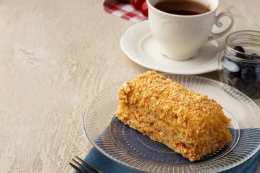 Cam tabakta küçük bir parça Rus ballı keki.