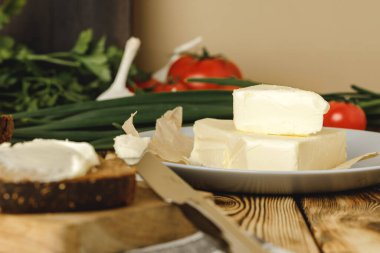 Tereyağlı taze ekmek.