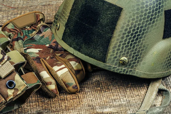 木制背景下的美国军事头盔近视 — 图库照片
