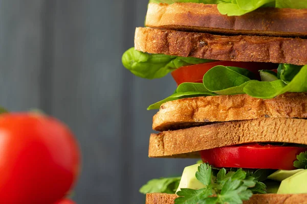 Sándwich saludable con verduras sobre fondo de madera oscura —  Fotos de Stock