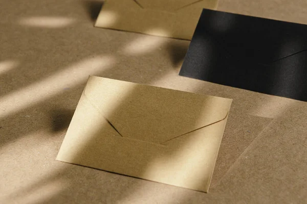 Envelopes em placa de cortiça com sombra de folha — Fotografia de Stock