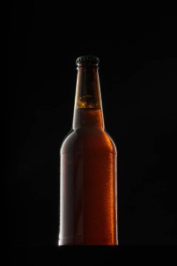 Koyu arkaplanda bira şişesi, boşluğu kopyala