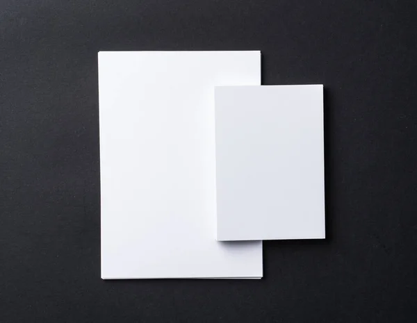Fehér üres névjegykártyák sötét fekete háttér — Stock Fotó