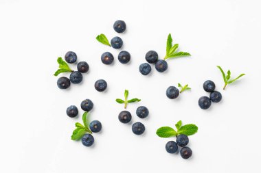 Beyaz arkaplanda taze yaban mersinlerinin üst görüntüsü