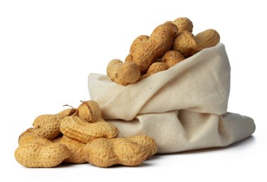 Beyaz arka planda izole edilmiş bir çuval fıstık.