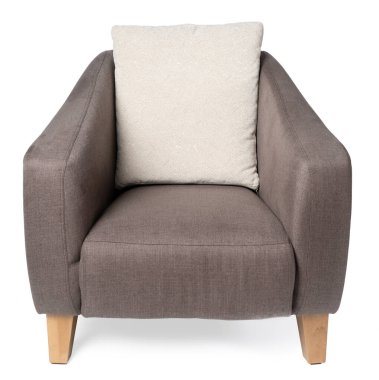 Beyaz üzerinde izole edilmiş tahta bacaklı gri kol koltuğu.