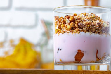 Böğürtlenli yoğurt ve bardakta meyve.