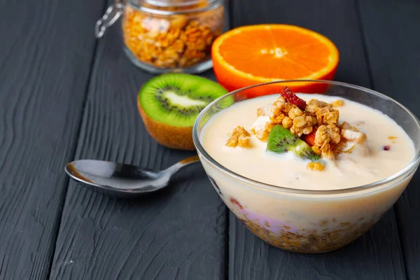 Schüssel Müsli mit Joghurt und geschnittenen Früchten — Stockfoto