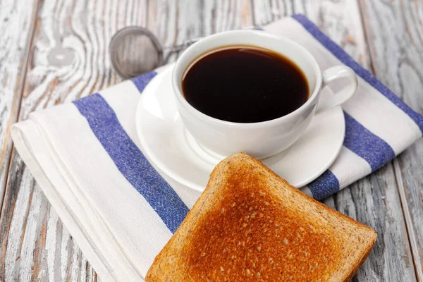 Vit kopp kaffe på trä köksbord — Stockfoto