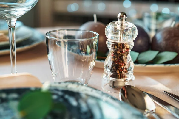 Piękny elegancki stół z zielonym stylowe naczynia i sztućce srebrne — Zdjęcie stockowe