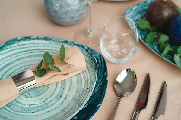 Luxury green table setting decorated with candles — Stock Photo, Image