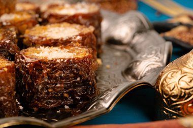 Koyu mavi masadaki geleneksel sofra takımında Türk lokumu tatlısı