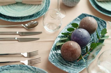 Mumlarla dekore edilmiş lüks yeşil masa.