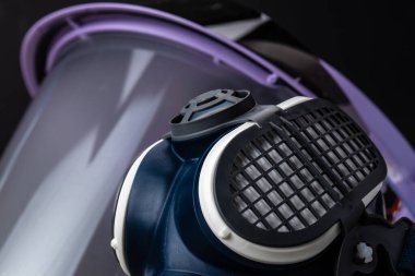 Yüz kalkanı ve tıbbi yüz maskeleri. Koronavirüs kavramına karşı koruma