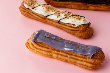 Pembe arka planda taze ekler. Yakın plan.