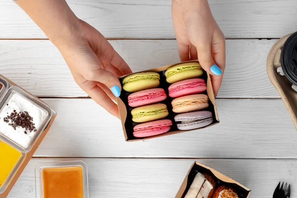 Красочные печенье макарон в картонной коробке — стоковое фото