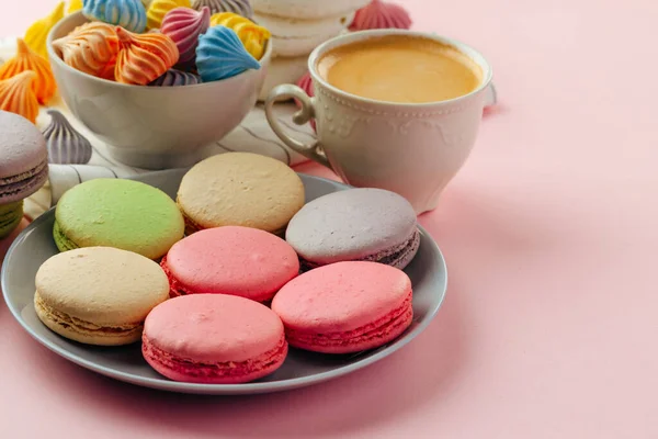 Kasa värikkäitä macaroon evästeitä vaaleanpunaisella taustalla — kuvapankkivalokuva