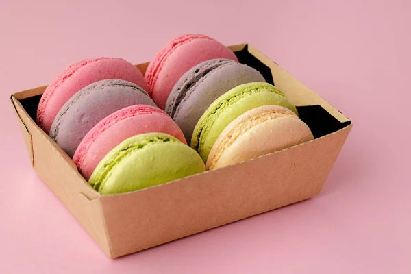 Montón de coloridas galletas de macarrones sobre fondo rosa —  Fotos de Stock