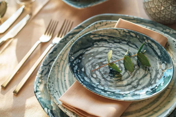 Красива елегантна обстановка столу з зеленим стильним посудом і срібними столовими приборами — стокове фото