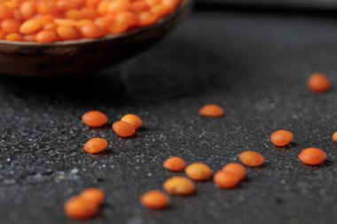 Tahta kaşık ve kırmızı mercimek.