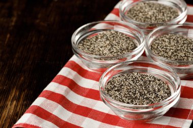 Tahta masada çim tohumlu cam kase.