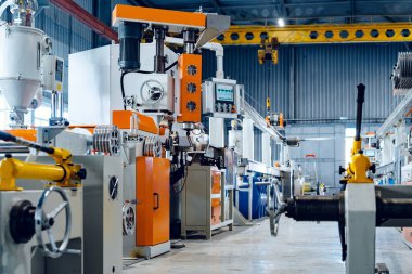 Yeni elektrik kablosu üreten fabrikanın içinde. Kablo üretimi.