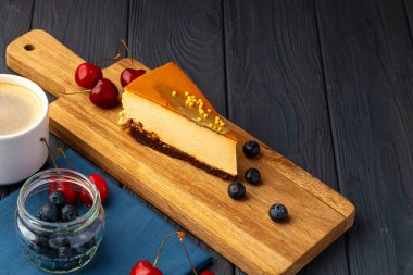 Çilekli karamel kaplı sufle keki.