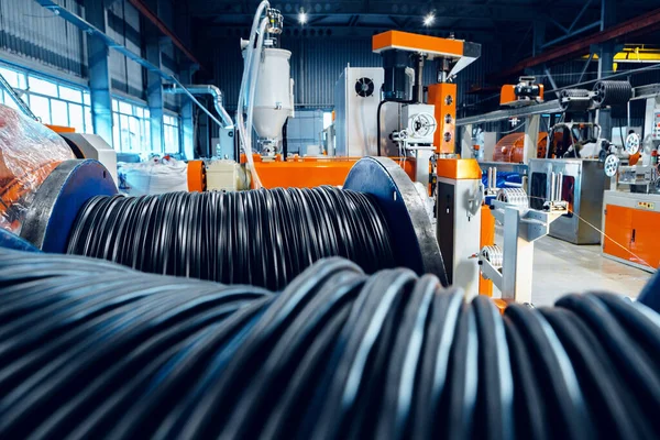 Dentro de la nueva fábrica de fabricación de cable eléctrico. Producción de cables . — Foto de Stock