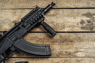 Rus otomatik tüfeği Ak-47 yakın plan, askeri silah.