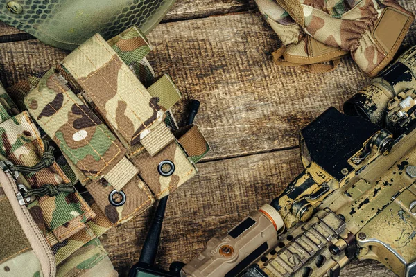Zamknij zdjęcie karabinu M16 na drewnianej desce — Zdjęcie stockowe