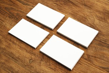 Ahşap zemin üzerinde kopyalama alanı olan iş yerleri yığını