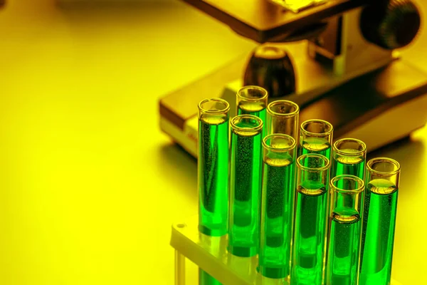 Laboratoryjne probówki chemiczne z niebieskim płynem — Zdjęcie stockowe