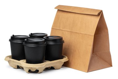 Beyaz arka planda kahve fincanı olan el işi kağıt çanta.