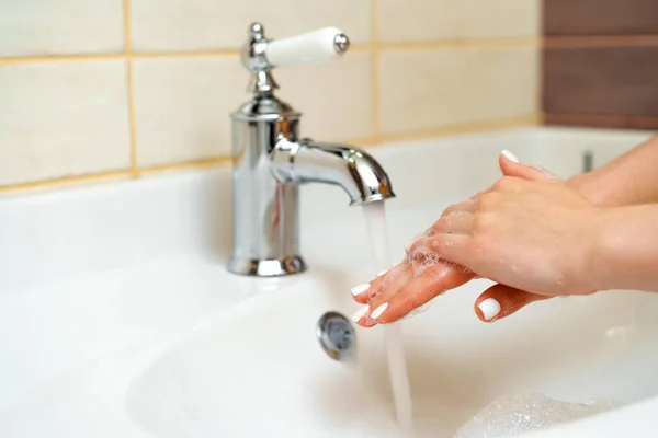 Frau wäscht sich die Hände mit Seife aus nächster Nähe — Stockfoto