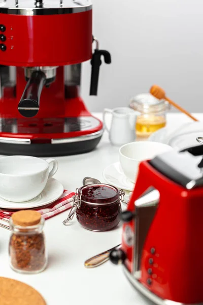 台所のテーブルの上の赤い台所の器具 — ストック写真