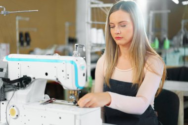 Dikiş makinesiyle çalışan terzi portresi