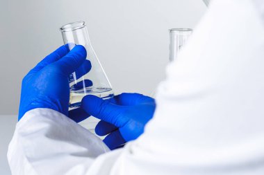 Laboratuvar örnekleriyle çalışan bir bilim adamının ellerine yakın çekim