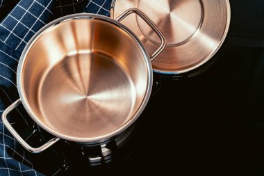 Siyah yüzeye alüminyum tavalar dizisi