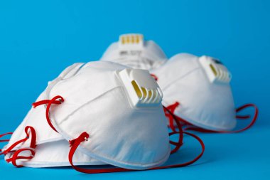 Virüslere ve kirliliğe karşı korunmak için beyaz tıbbi maske